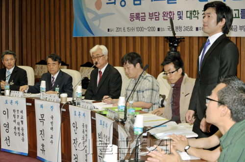 대학 등록금 완화 방안을 논의하기위해 15일 오전 국회에서 열린 "희망 캠퍼스를 위한 국민 대토론회"에서 정현호 서울지역 총학생회장모임 대표가 인사를 하고 있다.양동출dcyang@heraldm.com/110615/
Chung Hyun-ho (right, standing), representative of Seoul-based university student council presidents, speaks at the forum hosted by the ruling Grand National Party on Wednesday to discuss university tuition cut plans.  Yang Dong-chul/The Korea Herald