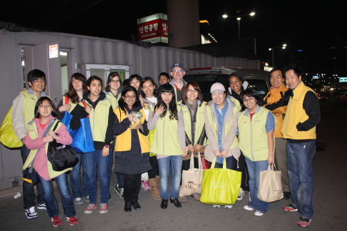 PLUR volunteers at Seoul Station
PLUR volunteers gather to hand out food to homeless people around Seoul Station on Sunday.
Matthew McCoy