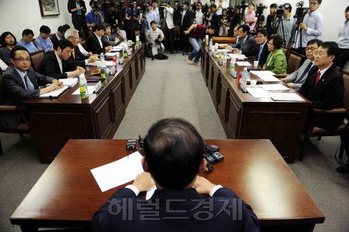 15일 오후 최원영 보건복지부 차관이 보건복지부 중회의실에서 열린 중앙약사심의위원회 의약품분류소분과위원회에서 모두발언을 하고 있다. 이번 회의에서 소화제·감기약 같은 가정상비약의 수퍼마켓·편의점 판매 방안에 대한 논의를 한다. 박해묵 기자/mook@heraldm.com
15일 오후 최원영 보건복지부 차관이 보건복지부 중회의실에서 열린 중앙약사심의위원회 의약품분류소분과위원회에서 모두발언을 하고 있다. 이번 회의에서 소화제·감기약 같은 가정상비약의 수퍼마켓·편의점 판매 방안에 대한 논의를 한다. 박해묵 기자/mook@heraldm.com