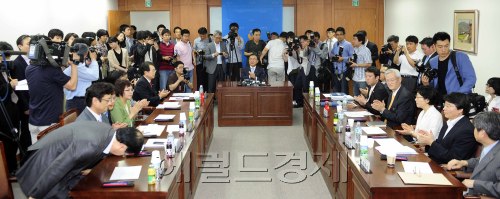 15일 오후 보건복지부 중회의실에서 의약계 위원들이 모두 참석한 가운데 중앙약사심의위원회 의약품분류소분과위원회가 열리고 있다. 이번 회의에서 소화제·감기약 같은 가정상비약의 수퍼마켓·편의점 판매 방안에 대한 논의를 한다. 박해묵 기자/mook@heraldm.com
15일 오후 보건복지부 중회의실에서 의약계 위원들이 모두 참석한 가운데 중앙약사심의위원회 의약품분류소분과위원회가 열리고 있다. 이번 회의에서 소화제·감기약 같은 가정상비약의 수퍼마켓·편의점 판매 방안에 대한 논의를 한다. 박해묵 기자/mook@heraldm.com