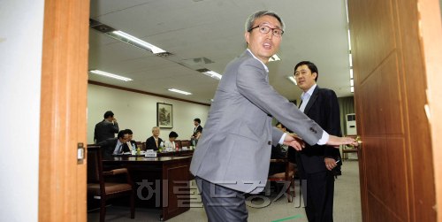 15일 오후 보건복지부 중회의실에서 의약계 위원들이 모두 참석한 가운데 중앙약사심의위원회 의약품분류소분과위원회가 비공개로 진행되고 있다. 이번 회의에서 소화제·감기약 같은 가정상비약의 수퍼마켓·편의점 판매 방안에 대한 논의를 한다. 박해묵 기자/mook@heraldm.com
15일 오후 보건복지부 중회의실에서 의약계 위원들이 모두 참석한 가운데 중앙약사심의위원회 의약품분류소분과위원회가 비공개로 진행되고 있다. 이번 회의에서 소화제·감기약 같은 가정상비약의 수퍼마켓·편의점 판매 방안에 대한 논의를 한다. 박해묵 기자/mook@heraldm.com