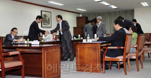 15일 오후 보건복지부 중회의실에서 의약계 위원들이 모두 참석한 가운데 중앙약사심의위원회 의약품분류소분과위원회가 비공개로 진행되기 전 명함을 교환하며 악수를 나누고 있다. 이번 회의에서 소화제·감기약 같은 가정상비약의 수퍼마켓·편의점 판매 방안에 대한 논의를 한다. 박해묵 기자/mook@heraldm.com
15일 오후 보건복지부 중회의실에서 의약계 위원들이 모두 참석한 가운데 중앙약사심의위원회 의약품분류소분과위원회가 비공개로 진행되기 전 명함을 교환하며 악수를 나누고 있다. 이번 회의에서 소화제·감기약 같은 가정상비약의 수퍼마켓·편의점 판매 방안에 대한 논의를 한다. 박해묵 기자/mook@heraldm.com