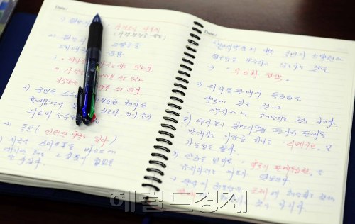15일 오후 보건복지부 중회의실에서 의약계 위원들이 모두 참석한 가운데 중앙약사심의위원회 의약품분류소분과위원회가 열리고 있다. 이번 회의에서 소화제·감기약 같은 가정상비약의 수퍼마켓·편의점 판매 방안에 대한 논의를 한다. 박해묵 기자/mook@heraldm.com
15일 오후 보건복지부 중회의실에서 의약계 위원들이 모두 참석한 가운데 중앙약사심의위원회 의약품분류소분과위원회가 열리고 있다. 이번 회의에서 소화제·감기약 같은 가정상비약의 수퍼마켓·편의점 판매 방안에 대한 논의를 한다. 박해묵 기자/mook@heraldm.com