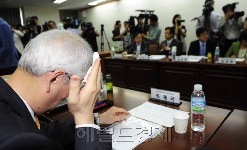 15일 오후 조재국 한국보건사회연구원(선임연구위원이 보건복지부 중회의실에서 열린 중앙약사심의위원회 의약품분류소분과위원회에서 땀을 닦고 있다. 이번 회의에서 소화제·감기약 같은 가정상비약의 수퍼마켓·편의점 판매 방안에 대한 논의를 한다. 박해묵 기자/mook@heraldm.com
15일 오후 조재국 한국보건사회연구원(선임연구위원이 보건복지부 중회의실에서 열린 중앙약사심의위원회 의약품분류소분과위원회에서 땀을 닦고 있다. 이번 회의에서 소화제·감기약 같은 가정상비약의 수퍼마켓·편의점 판매 방안에 대한 논의를 한다. 박해묵 기자/mook@heraldm.com