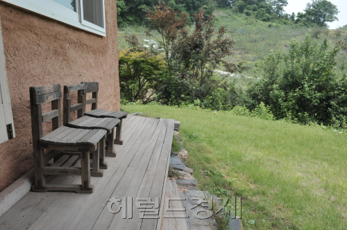 시인 도종환. 집 바깥에 옜날 국민학교에서 사용했던 아린이의자가 가지런히 놓아있다. 도시인이 전직교사임을 알게 해준다.<br />정희조 기자/checho@heraldm.com 110613
시인 도종환. 집 바깥에 옜날 국민학교에서 사용했던 아린이의자가 가지런히 놓아있다. 도시인이 전직교사임을 알게 해준다.
정희조 기자/checho@heraldm.com 110613