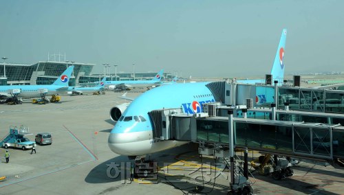 대한항공이 지난 1일 에어버스사로부터 인수한 A380이 당국의 무선국 인가와 감항성 테스트 등 관련 절차를 마치고 인천국제공항에서 '출격'만을 기다리며 계류장에 계류되어 있다. <br /> 오는 17일 일본 나리타로의 역사적인 첫 비행을 앞둔 대한항공 A380은 하루 앞선 16일 언론을 대상으로 한반도 상공에서 두 시간짜리 시범 비행을 선보였다. A380은 전 세계에서 개발된 항공기 중 가장 큰 규모다. A380의 길이는 72.7m, 너비는 79.8m, 동체 폭은 7.1m, 높이는 24.1m로 아파트 9층 높이와 비슷한 수준이다. 최대 1만3473㎞를 갈 수 있고 최대 운항시간은 14시간48분이다. 2층짜리이기 때문에 1층에 10개, 2층에 6개 등 출입문이 16개나 된다. 이로써 대한항공은 전 세계적에서 6번째 A380을 상업운항하는 항공사가 됐다. 이상섭 기자 babtong@heraldm.com 2011.06.16
대한항공이 지난 1일 에어버스사로부터 인수한 A380이 당국의 무선국 인가와 감항성 테스트 등 관련 절차를 마치고 인천국제공항에서 '출격'만을 기다리며 계류장에 계류되어 있다.
오는 17일 일본 나리타로의 역사적인 첫 비행을 앞둔 대한항공 A380은 하루 앞선 16일 언론을 대상으로 한반도 상공에서 두 시간짜리 시범 비행을 선보였다. A380은 전 세계에서 개발된 항공기 중 가장 큰 규모다. A380의 길이는 72.7m, 너비는 79.8m, 동체 폭은 7.1m, 높이는 24.1m로 아파트 9층 높이와 비슷한 수준이다. 최대 1만3473㎞를 갈 수 있고 최대 운항시간은 14시간48분이다. 2층짜리이기 때문에 1층에 10개, 2층에 6개 등 출입문이 16개나 된다. 이로써 대한항공은 전 세계적에서 6번째 A380을 상업운항하는 항공사가 됐다. 이상섭 기자 babtong@heraldm.com 2011.06.16
대한항공이 지난 1일 에어버스사로부터 인수한 A380이 당국의 무선국 인가와 감항성 테스트 등 관련 절차를 마치고 인천국제공항에서 '출격'만을 기다리며 계류장에 계류되어 있다.
오는 17일 일본 나리타로의 역사적인 첫 비행을 앞둔 대한항공 A380은 하루 앞선 16일 언론을 대상으로 한반도 상공에서 두 시간짜리 시범 비행을 선보였다. A380은 전 세계에서 개발된 항공기 중 가장 큰 규모다. A380의 길이는 72.7m, 너비는 79.8m, 동체 폭은 7.1m, 높이는 24.1m로 아파트 9층 높이와 비슷한 수준이다. 최대 1만3473㎞를 갈 수 있고 최대 운항시간은 14시간48분이다. 2층짜리이기 때문에 1층에 10개, 2층에 6개 등 출입문이 16개나 된다. 이로써 대한항공은 전 세계적에서 6번째 A380을 상업운항하는 항공사가 됐다. 이상섭 기자 babtong@heraldm.com 2011.06.16
