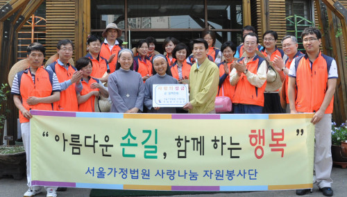 <YONHAP PHOTO-1905> `삽자루 든' 법원장 장마 대비 봉사활동 (서울=연합뉴스) 서울가정법원은 15일 서울 은평구 응암동의 아동복지시설 `꿈나무 마을'을 찾아 장마철을 대비, 배수로 등 시설환경을 정비하는 봉사활동을 했다. 이날 봉사활동에는 법원 내 모임인 `사랑나눔 자원봉사단' 회원 22명이 참가했으며 김용헌 법원장 등 판사 8명이 포함됐다. 사진은 이날 참가자들이 성금을 전달하며 기념촬영을 하는 모습. 2011.6.15 << 서울가정법원 >> photo@yna.co.kr/2011-06-15 17:41:15/ <저작권자 ⓒ 1980-2011 ㈜연합뉴스. 무단 전재 재배포 금지.>
<YONHAP PHOTO-1905> `삽자루 든' 법원장 장마 대비 봉사활동 (서울=연합뉴스) 서울가정법원은 15일 서울 은평구 응암동의 아동복지시설 `꿈나무 마을'을 찾아 장마철을 대비, 배수로 등 시설환경을 정비하는 봉사활동을 했다. 이날 봉사활동에는 법원 내 모임인 `사랑나눔 자원봉사단' 회원 22명이 참가했으며 김용헌 법원장 등 판사 8명이 포함됐다. 사진은 이날 참가자들이 성금을 전달하며 기념촬영을 하는 모습. 2011.6.15 << 서울가정법원 >> photo@yna.co.kr/2011-06-15 17:41:15/ <저작권자 ⓒ 1980-2011 ㈜연합뉴스. 무단 전재 재배포 금지.>
<YONHAP PHOTO-1905> `삽자루 든' 법원장 장마 대비 봉사활동 (서울=연합뉴스) 서울가정법원은 15일 서울 은평구 응암동의 아동복지시설 `꿈나무 마을'을 찾아 장마철을 대비, 배수로 등 시설환경을 정비하는 봉사활동을 했다. 이날 봉사활동에는 법원 내 모임인 `사랑나눔 자원봉사단' 회원 22명이 참가했으며 김용헌 법원장 등 판사 8명이 포함됐다. 사진은 이날 참가자들이 성금을 전달하며 기념촬영을 하는 모습. 2011.6.15 << 서울가정법원 >> photo@yna.co.kr/2011-06-15 17:41:15/ <저작권자 ⓒ 1980-2011 ㈜연합뉴스. 무단 전재 재배포 금지.>
서울가정법원은 15일 서울 은평구 응암동의 아동복지시설 ‘꿈나무마을’을 찾아 장마철에 대비, 배수로 등 시설환경을 정비하는 봉사활동을 했다. 이날 봉사활동에는 법원 내 모임인 ‘사랑나눔 자원봉사단’ 회원 22명이 참가했으며, 김용헌 법원장 등 판사 8명이 포함됐다. 이날 참가자가 성금을 전달하며 기념촬영을 하고 있다.