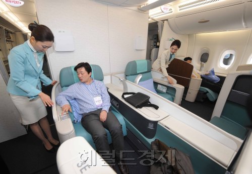 대한항공이 지난 1일 에어버스사로부터 인수한 A380이 당국의 무선국 인가와 감항성 테스트 등 관련 절차를 마치고 인천국제공항에서 '출격'만을 기다리고 있다.<br /> 오는 17일 일본 나리타로의 역사적인 첫 비행을 앞둔 대한항공 A380은 하루 앞선 16일 언론을 대상으로 한반도 상공에서 두 시간짜리 시범 비행을 선보였다. A380은 전 세계에서 개발된 항공기 중 가장 큰 규모다. A380의 길이는 72.7m, 너비는 79.8m, 동체 폭은 7.1m, 높이는 24.1m로 아파트 9층 높이와 비슷한 수준이다. 최대 1만3473㎞를 갈 수 있고 최대 운항시간은 14시간48분이다. 2층짜리이기 때문에 1층에 10개, 2층에 6개 등 출입문이 16개나 된다. 이로써 대한항공은 전 세계적에서 6번째 A380을 상업운항하는 항공사가 됐다. 이상섭 기자 babtong@heraldm.com 2011.06.16
‘하늘 위의 호텔’로 불리는 A380이 한반도 상공을 가르기 위한 카운트다운에 들어갔다. 17일 첫 취항을 앞둔 대한항공의 A380은 정부 당국의 무선국 인가와 감항성 테스트 등을 마치고 16일 인천국제공항에서 언론에 첫 선을 보였다. A380은 길이 72.7ｍ, 너비 79.8ｍ, 동체 폭 7.1ｍ, 높이 24.1ｍ의 2층 구조로 아파트 9층 높이의 세계 최대 규모의 항공기다. 최대 1만3473㎞를 나갈 수 있고 최대 운항시간은 14시간48분이다. 실내는 최첨단 시설과 아늑함을 자랑한다.  이상섭 기자/babtong@heraldm.com