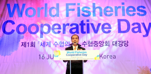 16일 오전 서울 송파구 수협중앙회 대강당에서 제1회 세계 수협의날 기념식이 열리는 가운데 이종구 수협중앙회 회장이 기념사를 하고 있다./ 안훈기자 rosedale@ 2011.06.16
16일 오전 서울 송파구 수협중앙회 대강당에서 제1회 세계 수협의날 기념식이 열리는 가운데 이종구 수협중앙회 회장이 기념사를 하고 있다./ 안훈기자 rosedale@ 2011.06.16
16일 오전 서울 송파구 수협중앙회 대강당에서 제1회 세계 수협의날 기념식이 열리는 가운데 이종구 수협중앙회 회장이 기념사를 하고 있다./ 안훈기자 rosedale@ 2011.06.16
제1회 ‘세계 수협의 날’ 행사가 16일 서울 송파구 신천동 수협중앙회 강당에서 서규용 농림수산식품부 장관과 최인기 국회 농림수산식품위원장, 찰스 굴드 ICA(국제협동조합연맹) 사무총장 등 각국의 수협 종사자가 참석한 가운데 열렸다. 이종구 ICA 수산위원장(수협중앙회장)이 기념사를 하고 있다.  안훈 기자/rosedale@heraldm.com