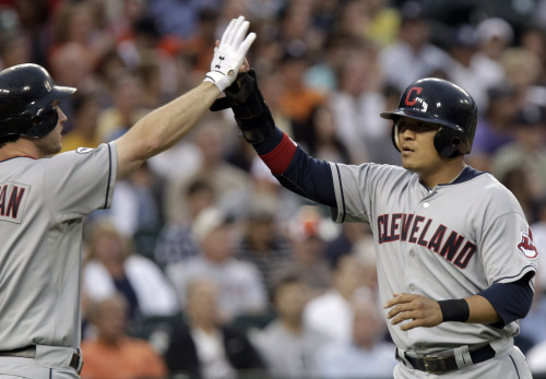<YONHAP PHOTO-0989> Cleveland Indians' Shin-Soo Choo, right, is congratulated at home plate by teammate Lou Marson after scoring from second base on a hit by Orlando Cabrera during the fourth inning of a baseball game against the Detroit Tigers in Detroit, Wednesday, June 15, 2011. (AP Photo/Carlos Osorio)/2011-06-16 10:06:28/ <저작권자 ⓒ 1980-2011 ㈜연합뉴스. 무단 전재 재배포 금지.>
Cleveland Indians right fielder Choo Shin-soo (right) is congratulated at home plate by teammate Lou Marson after scoring in the fourth inning. The Korean went 2 for 4 with three runs scored.  AP-Yonhap News