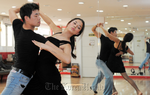 제사카 고메즈_댄스 위드 스타 연습./ 안훈기자 rosedale@ 2011.06.14
Jessica Gomes (right) and her “Dancing with the Stars” partner Park Ji-woo practice the tango for Friday night’s competition at a dance studio in Seoul on Tuesday.  Ahn Hoon/The Korea Herald