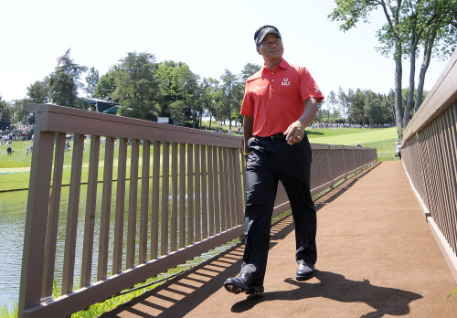 <YONHAP PHOTO-0194> K. J. Choi, of South Korea, walks across the players bridge from the 18th green during a practice round for the U.S. Open Championship golf tournament in Bethesda, Md., Wednesday, June 15, 2011. (AP Photo/Nick Wass)/2011-06-16 04:44:24/ <저작권자 ⓒ 1980-2011 ㈜연합뉴스. 무단 전재 재배포 금지.>
Korea’s Choi Kyung-ju walks across the players’ bridge from the 18th green during a practice round for the U.S. Open.  AP-Yonhap News