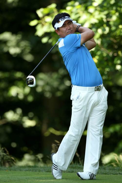 <YONHAP PHOTO-0251> BETHESDA, MD - JUNE 15: Y.E. Yang of South Korea hits a shot during a practice round prior to the start of the 111th U.S. Open at Congressional Country Club on June 15, 2011 in Bethesda, Maryland. Andrew Redington/Getty Images/AFP== FOR NEWSPAPERS, INTERNET, TELCOS & TELEVISION USE ONLY == /2011-06-16 05:02:22/ <저작권자 ⓒ 1980-2011 ㈜연합뉴스. 무단 전재 재배포 금지.>
Korea’s Yang Yong-eun hits a shot during a practice round ahead of the U.S. Open.  AFP-Yonhap News