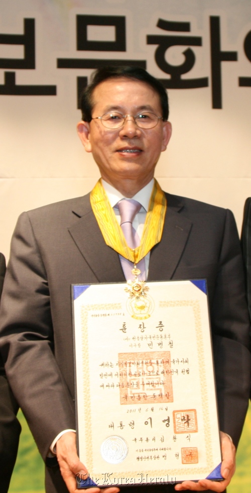Professor Min Byung-chul receives a national award for his role in fighting cyber bullying at the Government Complex in Seoul on Tuesday.
Sunfull Movement