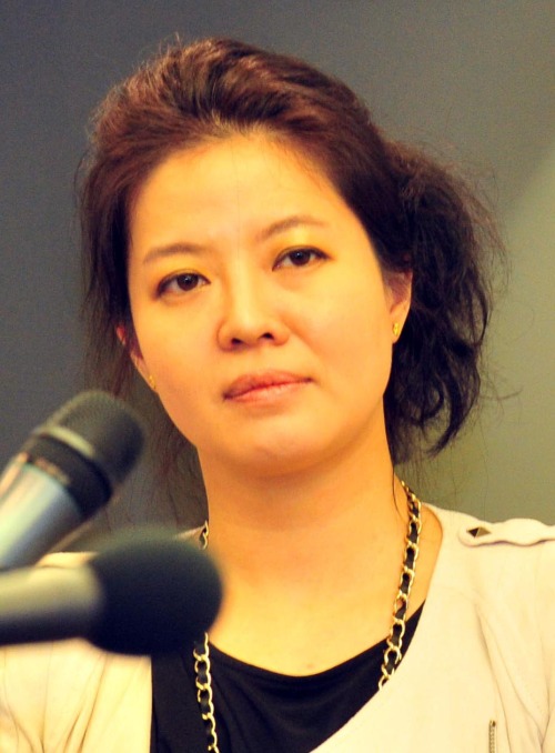3.8세계여성의날 기념 제27회 한국여성대회가 7일 서울 프레스센터에서 열려 사회자인 배우 김여진이 손학규 민주당 대표의 축사를 유심히 듣고 있다.<br />김명섭 기자 msiron@
Kim Yoh-jin. Kim Myung-sub/The Korea Herald