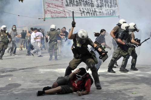 <YONHAP PHOTO-0736> Protestors clash with riot police on June 15, 2011 during a demonstration near the parliament in the center of Athens. Thousands of demonstrators besieged the Greek parliament on June 15 in a large anti-austerity protest marred by violence, leaving at least a dozen injured ahead of a critical reform vote in parliament. AFP PHOTO / ARIS MESSINIS /2011-06-16 07:32:34/ <저작권자 ⓒ 1980-2011 ㈜연합뉴스. 무단 전재 재배포 금지.>
A riot police officer clubs a protester Wednesday during a demonstration near the parliament in the center of Athens. AFP-Yonhap News