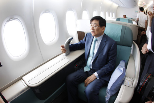 Hanjin Group chairman Cho Yang-ho in a new Airbus A380 on Thursday. (Yonhap News)