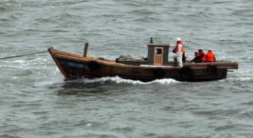 This file photo shows a boat that drifted to South Korea carrying 27 North Koreans on Feb. 25.  (Yonhap News)