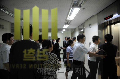 검·경 수사권 조정을 둘러싸고 경찰이 검사의 수사지휘권을 전면 배제하자고 주장하자 평검사들이 반발하고 있는 가운데 16일 저녁 서울중앙지검 평검사들이 이례적으로 한자리에 모여 비공개 평검사 회의에 참석하기 위해 대회의실을 찾았다가 취소되었다는 이야기를 듣고 돌아가고 있다. 박해묵 기자/mook@heraldm.com
검·경 수사권 조정을 둘러싸고 경찰이 검사의 수사지휘권을 전면 배제하자고 주장하자 평검사들이 반발하고 있는 가운데 16일 저녁 서울중앙지검 평검사들이 이례적으로 한자리에 모여 비공개 평검사 회의에 참석하기 위해 대회의실을 찾았다가 취소되었다는 이야기를 듣고 돌아가고 있다. 박해묵 기자/mook@heraldm.com