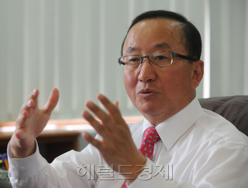 현오석 KDI원장 인터뷰.<br />이상섭 기자 babtong@heraldm.com <br />2011.06.15