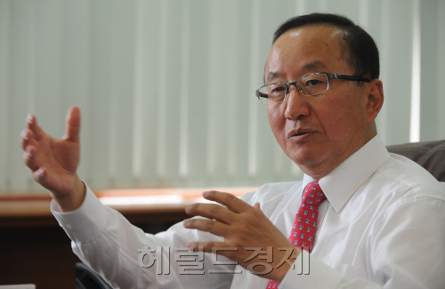 현오석 KDI원장 인터뷰.<br />이상섭 기자 babtong@heraldm.com <br />2011.06.15
현오석 KDI원장 인터뷰.
이상섭 기자 babtong@heraldm.com
2011.06.15
현오석 KDI원장 인터뷰.
이상섭 기자 babtong@heraldm.com
2011.06.15