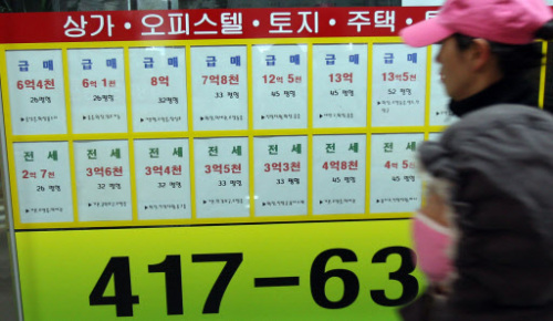 한국은행이 기준금리를 인상하자 주택 구매 대기 심리가 더욱 강화되며 전세 시장이 재차 불안해지고 있다. 송파구의 한 중개업소에는 일주일새 수천만원 떨어진 재건축 급매물과 수백만원씩 오른 전세 물건이 동시에 나오고 있다.