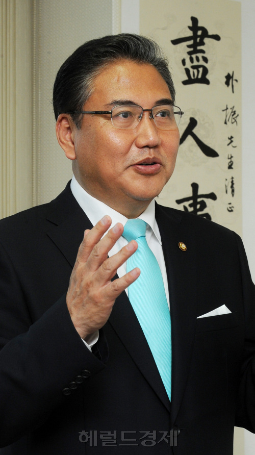 박진의원 인터뷰 의원회관. 박현구 기자phko@heraldm.com 2011.06.16
박진의원 인터뷰 의원회관. 박현구 기자phko@heraldm.com 2011.06.16