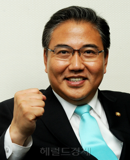 박진의원 인터뷰 의원회관. 박현구 기자phko@heraldm.com 2011.06.16
박진의원 인터뷰 의원회관. 박현구 기자phko@heraldm.com 2011.06.16