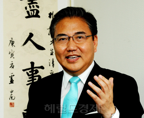 박진의원 인터뷰 의원회관. 박현구 기자phko@heraldm.com 2011.06.16
박진의원 인터뷰 의원회관. 박현구 기자phko@heraldm.com 2011.06.16