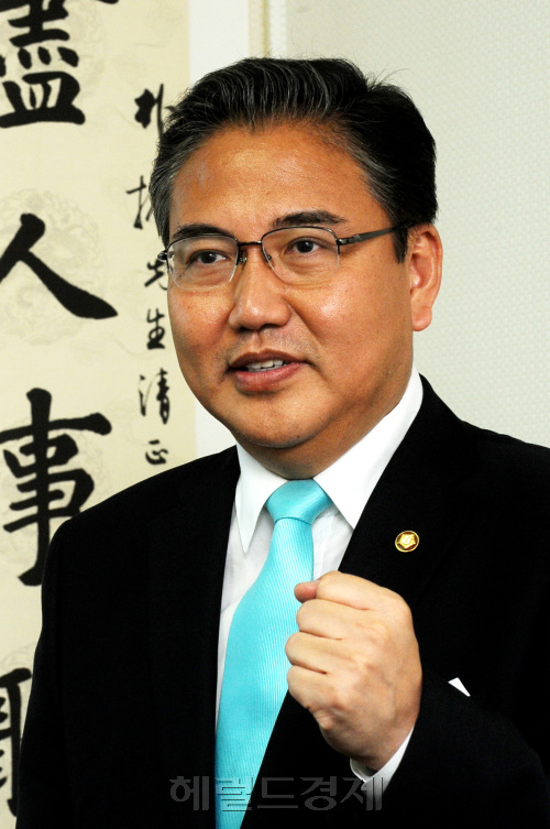 박진의원 인터뷰 의원회관. 박현구 기자phko@heraldm.com 2011.06.16
박진의원 인터뷰 의원회관. 박현구 기자phko@heraldm.com 2011.06.16