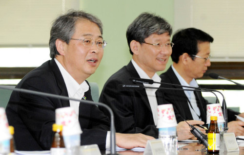 <YONHAP PHOTO-1243> 임종룡 차관, 물가안정대책회의 사진 (서울=연합뉴스) 임종룡 기획재정부 차관(왼쪽)이 17일 오전 정부과천청사에서 열린 물가안정대책회의를 주재, 모두발언을 하고 있다. 2011.6.17 << 기획재정부 >> photo@yna.co.kr/2011-06-17 09:43:04/ <저작권자 ⓒ 1980-2011 ㈜연합뉴스. 무단 전재 재배포 금지.>
<YONHAP PHOTO-1243> 임종룡 차관, 물가안정대책회의 사진 (서울=연합뉴스) 임종룡 기획재정부 차관(왼쪽)이 17일 오전 정부과천청사에서 열린 물가안정대책회의를 주재, 모두발언을 하고 있다. 2011.6.17 << 기획재정부 >> photo@yna.co.kr/2011-06-17 09:43:04/ <저작권자 ⓒ 1980-2011 ㈜연합뉴스. 무단 전재 재배포 금지.>
정부는 17일 오전 정부과천청사에서 물가안정대책회의를 했다. 임종룡(왼쪽) 기획재정부 차관이 모두발언을 하고 회의를 주재했다.  ［연합뉴스］