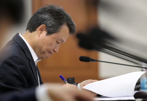 17일 오전 정부중앙청사에서 열린 국가정책조정회의에서 권도엽 국토해양부장관이 회의자료를 보고 있다. 직원들의 비리로 홍역을 앓고 있는 국토부는 직원들의 청렴을 강조한 행동강령을 만들 계획이다.  ［연합뉴스］