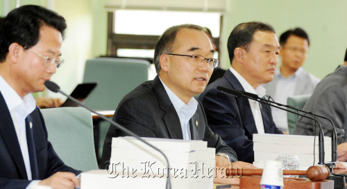 Finance Minister Bahk Jae-wan (second from left) speaks while presiding over a meeting of the committee on managing public corporations at the government office building in Gwacheon, Gyeonggi Province on Friday.   Yonhap News