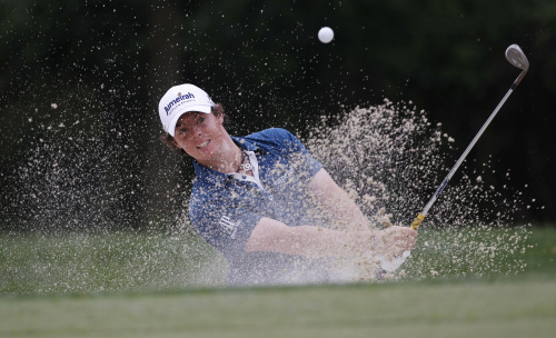 Rory McIlroy of Northern Ireland, chips out of a bunker to the 14th green during the first round of the U.S. Open Championship in Bethesda, Maryland on Thursday. (AP-Yonhap News)
