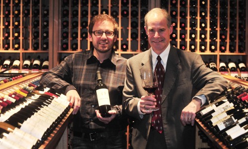 Independent vintner and Dana Estates winemaker Philippe Melka (left) and Dana Estates vice president Pete Perry enjoy a
glass of 2008 Onda d’Oro at Podo Plaza in Seoul on Wednesday. (Kim Myung-sub/The Korea Herald)