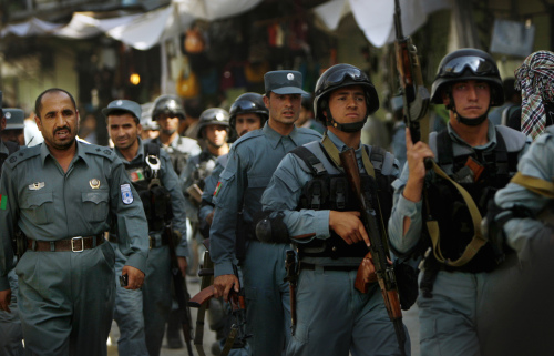 <YONHAP PHOTO-0139> Afghan police officers secure an area close to a police station which came under attack in Kabul, Afghanistan, Saturday, June 18, 2011. Men dressed in Afghan army uniforms stormed the police station near the presidential palace and opened fire said Mohammed Honayon, an eyewitness said. President Hamid Karzai said Saturday that Afghanistan and the United States are engaged in peace talks with the Taliban, even as insurgents stormed a police station killing three people. (AP Photo/Gemunu Amarasinghe)/2011-06-19 01:20:23/ <저작권자 ⓒ 1980-2011 ㈜연합뉴스. 무단 전재 재배포 금지.>
Afghan police officers secure an area close to a police station that came under attack in Kabul on Saturday. AP-Yonhap News