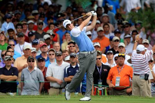 <YONHAP PHOTO-0225> BETHESDA, MD - JUNE 18: Rory McIlroy of Northern Ireland watches his tee shot on the second hole during the third round of the 111th U.S. Open at Congressional Country Club on June 18, 2011 in Bethesda, Maryland. David Cannon/Getty Images/AFP== FOR NEWSPAPERS, INTERNET, TELCOS & TELEVISION USE ONLY == /2011-06-19 06:00:49/ <저작권자 ⓒ 1980-2011 ㈜연합뉴스. 무단 전재 재배포 금지.>
Rory McIlroy watches his tee shot on the second hole.  AFP-Yonhap News