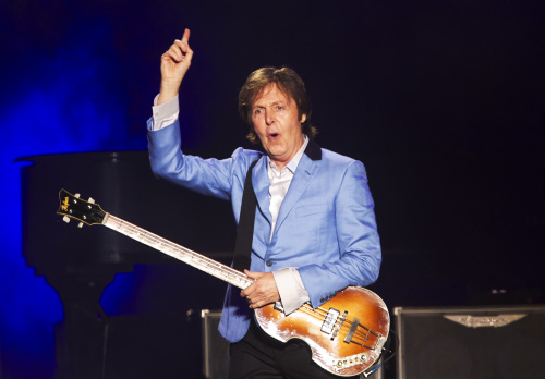 <YONHAP PHOTO-0287> FILE - In this May 22, 2011 file photo, music legend Paul McCartney performs in Rio de Janeiro, Brazil. Approaching his 69th birthday this month, McCartney is preparing for a concert tour and he's preparing for his third marriage to longtime girlfriend Nancy Shevell. (AP Photo/Victor R. Caivano, file)/2011-06-14 02:37:30/ <저작권자 ⓒ 1980-2011 ㈜연합뉴스. 무단 전재 재배포 금지.>
Music legend Paul McCartney performs in Rio de Janeiro, Brazil, last May.  AP-Yonhap News
