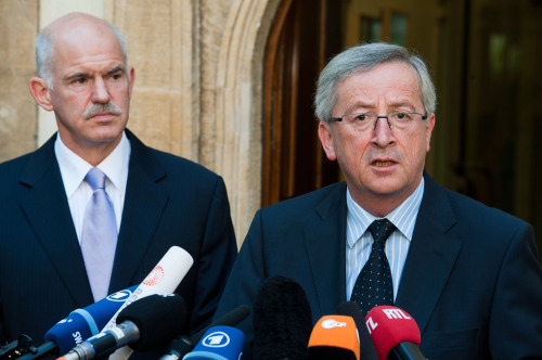 <YONHAP PHOTO-0092> Luxembourg's Prime Minister Jean-Claude Juncker, right, and Greek Prime Minister George Papandreou address the media after a meeting in Luxembourg, Friday June 3, 2011. Greek Prime Minister George Papandreou meets with Eurogroup chairman and Luxembourg Prime Minister Jean-Claude Juncker for emergency talks on the financial crisis and the latest negotiations on Greece's mid-term austerity program and the review of its reforms for it to receive the fifth installment of bailout loans. (AP Photo/Geert Vanden Wijngaert)/2011-06-04 01:06:31/ <저작권자 ⓒ 1980-2011 ㈜연합뉴스. 무단 전재 재배포 금지.>
Jean-Claude Juncker   AP-Yonhap News