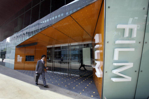 <YONHAP PHOTO-0274> In this photo taken June 1, 2011, a man passes the new Film Society of Lincoln Center in New York. The $41 million movie complex, designed by architect David Rockwell, opens Friday, June 17. (AP Photo/Richard Drew)/2011-06-14 02:25:32/ <저작권자 ⓒ 1980-2011 ㈜연합뉴스. 무단 전재 재배포 금지.>
The new Film Society of Lincoln Center in New York.  AP-Yonhap News