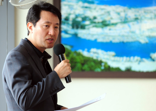 <YONHAP PHOTO-1044> 오세훈 서울시장 "서해뱃길사업 중단없이 추진" (서울=연합뉴스) 오세훈 서울시장이 17∼18일 서해뱃길 답사에 나섰다. 사진은 답사 도중 가진 기자간담회에서 서해뱃길 사업의 중단없는 추진 의사를 밝히는 오 시장의 모습. 오세훈 시장은 "중국 등 동북아 신흥 부자들이 서해를 통해 서울로 들어와 쇼핑과 소비로 서울 경제에 활력을 불어넣을 수 있다"며 "서울의 미래 일자리와 먹거리 창출로 직결되는 서해뱃길 사업을 포기하는 일은 없을 것"이라고 말했다. 2011.6.19 <<서울시>>/2011-06-19 13:31:51/ <저작권자 ⓒ 1980-2011 ㈜연합뉴스. 무단 전재 재배포 금지.>
Seoul Mayor Oh Se-hoon speaks during a press conference onboard a passenger ship to Jeju Island on Friday.  Yonhap News