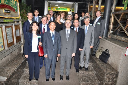 Italian Ambassador Sergio Mercuri (first row, right) and Hanyang
University president Lim Duck-ho (first row, center) with a delegation of Italian scientists and university professors after the Korea-Italy chemistry and energy workshop. (Yoav Cerralbo/The Korea Herald)
