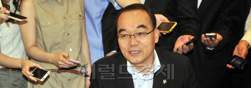 박재완 기획재정부장관은 20일 오전 서울 명동 은행회관에서 경제연구기관장들과 조찬간담회를 갖고 모두발언을 하고 있다. 장관 뒤쪽에서 취재기자들이 스마트폰을 이용해 녹음을 하고 있다.<br />김명섭 기자 msiron@
박재완 기획재정부장관은 20일 오전 서울 명동 은행회관에서 경제연구기관장들과 조찬간담회를 갖고 모두발언을 하고 있다. 장관 뒤쪽에서 취재기자들이 스마트폰을 이용해 녹음을 하고 있다.
김명섭 기자 msiron@