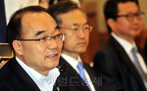 박재완 기획재정부장관은 20일 오전 서울 명동 은행회관에서 경제연구기관장들과 조찬간담회를 갖고 모두발언을 하고 있다. <br />김명섭 기자 msiron@
박재완 기획재정부장관은 20일 오전 서울 명동 은행회관에서 경제연구기관장들과 조찬간담회를 갖고 모두발언을 하고 있다.
김명섭 기자 msiron@