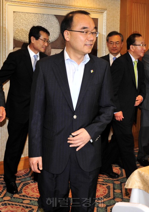 박재완 기획재정부장관은 20일 오전 서울 명동 은행회관에서 경제연구기관장들과 조찬간담회를 갖고 회의자리로 가고 있다.<br />김명섭 기자 msiron@
박재완 기획재정부장관은 20일 오전 서울 명동 은행회관에서 경제연구기관장들과 조찬간담회를 갖고 회의자리로 가고 있다.
김명섭 기자 msiron@
