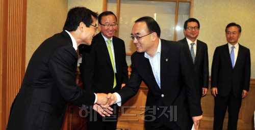 박재완 기획재정부장관은 20일 오전 서울 명동 은행회관에서 경제연구기관장들과 조찬간담회를 갖어 인사를 나누고 있다.<br />김명섭 기자 msiron@
박재완 기획재정부장관은 20일 오전 서울 명동 은행회관에서 경제연구기관장들과 조찬간담회를 갖어 인사를 나누고 있다.
김명섭 기자 msiron@