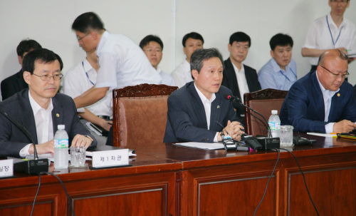 최근 불거진 직원들의 부적절한 향응 접대와 뇌물수수 등 일련의 비리를 사전에 차단하기 위해 국토해양부가 전 방위적인 내부 암행감찰을 벌인다. 다음달 말까지 ‘국토해양 조직문화 선진화 종합대책’도 마련키로 했다. 권도엽(앞줄 가운데) 장관이 20일 과천 제2 정부청사 4층 대강당에서 열린 ‘청렴실천 및 조직문화 선진화’ 선포식에서 직원들에게 골프 금지령과 과도한 음주 및 2차 술자리 자제, 외부 식사 각자 부담 등의 원칙을 지시하고 있다. [사진제공:국토부]