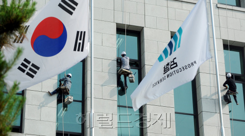 수사권 조정 결론 앞둔 검찰이 `긴박·격앙'된 가운데 20일 서울 서초동 대검찰청에 유리창을 청소하고 있다. 박현구 기자phko@heraldm.com 2011.06.20
수사권 조정 결론 앞둔 검찰이 `긴박·격앙'된 가운데 20일 서울 서초동 대검찰청에 유리창을 청소하고 있다. 박현구 기자phko@heraldm.com 2011.06.20
