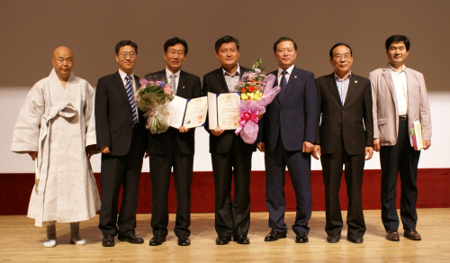 <YONHAP PHOTO-0863> 신한銀, ‘우수 문화재지킴이 국무총리상’ 수상 (서울=연합뉴스) 18일 충북 보은 문화예술회관에서 열린 '한 문화재 한 지킴이 전국대회’에서 신한은행이 우수 문화재지킴이 기업으로 선정돼 국무총리상을 수상했다. 사진 왼쪽부터 두번째는 문화재청 김찬 차장, 네번째는 신한은행 윤승욱 충북영업본부장. << 신한은행 >> 2011.6.19/2011-06-19 10:22:23/ <저작권자 ⓒ 1980-2011 ㈜연합뉴스. 무단 전재 재배포 금지.>
<YONHAP PHOTO-0863> 신한銀, ‘우수 문화재지킴이 국무총리상’ 수상 (서울=연합뉴스) 18일 충북 보은 문화예술회관에서 열린 '한 문화재 한 지킴이 전국대회’에서 신한은행이 우수 문화재지킴이 기업으로 선정돼 국무총리상을 수상했다. 사진 왼쪽부터 두번째는 문화재청 김찬 차장, 네번째는 신한은행 윤승욱 충북영업본부장. << 신한은행 >> 2011.6.19/2011-06-19 10:22:23/ <저작권자 ⓒ 1980-2011 ㈜연합뉴스. 무단 전재 재배포 금지.>
<YONHAP PHOTO-0863> 신한銀, ‘우수 문화재지킴이 국무총리상’ 수상 (서울=연합뉴스) 18일 충북 보은 문화예술회관에서 열린 '한 문화재 한 지킴이 전국대회’에서 신한은행이 우수 문화재지킴이 기업으로 선정돼 국무총리상을 수상했다. 사진 왼쪽부터 두번째는 문화재청 김찬 차장, 네번째는 신한은행 윤승욱 충북영업본부장. << 신한은행 >> 2011.6.19/2011-06-19 10:22:23/ <저작권자 ⓒ 1980-2011 ㈜연합뉴스. 무단 전재 재배포 금지.>
신한은행은 충북 보은 문화예술회관에서 최근 열린 ‘한 문화재 한 지킴이 전국대회’에서 우수 문화재 지킴이 기업으로 선정돼 국무총리상을 받았다고 20일 밝혔다. 왼쪽부터 두 번째는 문화재청 김찬 차장, 네 번째는 신한은행 윤승욱 충북영업본부장.