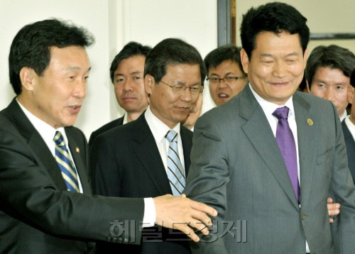 손학규(왼쪽) 민주당 대표가 20일 오전 국회에서 열린 최고위원회의장에서 인천대의 국립대 법인화법 제정을 건의하기위해 방문한 송영길 인천시장에게 자리를 안내하고 있다.양동출dcyang@heraldm.com/110620/
손학규(왼쪽) 민주당 대표가 20일 오전 국회에서 열린 최고위원회의장에서 인천대의 국립대 법인화법 제정을 건의하기위해 방문한 송영길 인천시장에게 자리를 안내하고 있다.양동출dcyang@heraldm.com/110620/
손학규(왼쪽) 민주당 대표가 20일 오전 국회에서 열린 최고위원 회의장에서 인천대의 국립대 법인화법 제정을 건의하기 위해 방문한 송영길 인천시장에게 자리를 안내하고 있다. 양동출 기자/dcyang@heraldm.com